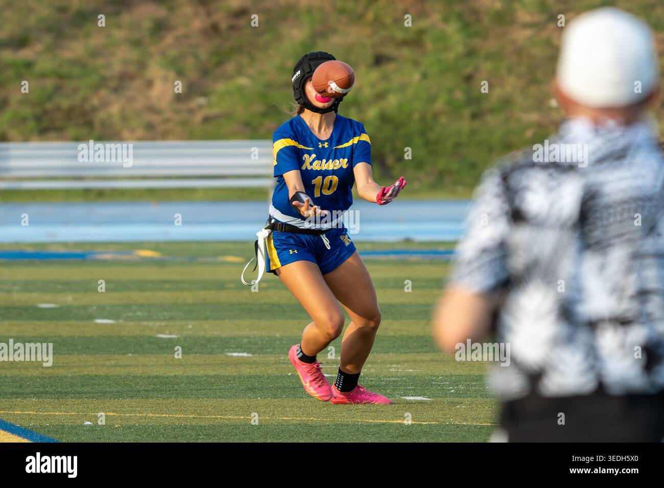 Flag Football Kaiser High School Cougars vs McKinley High School Tigers - Flag Football Game Banque D'Images