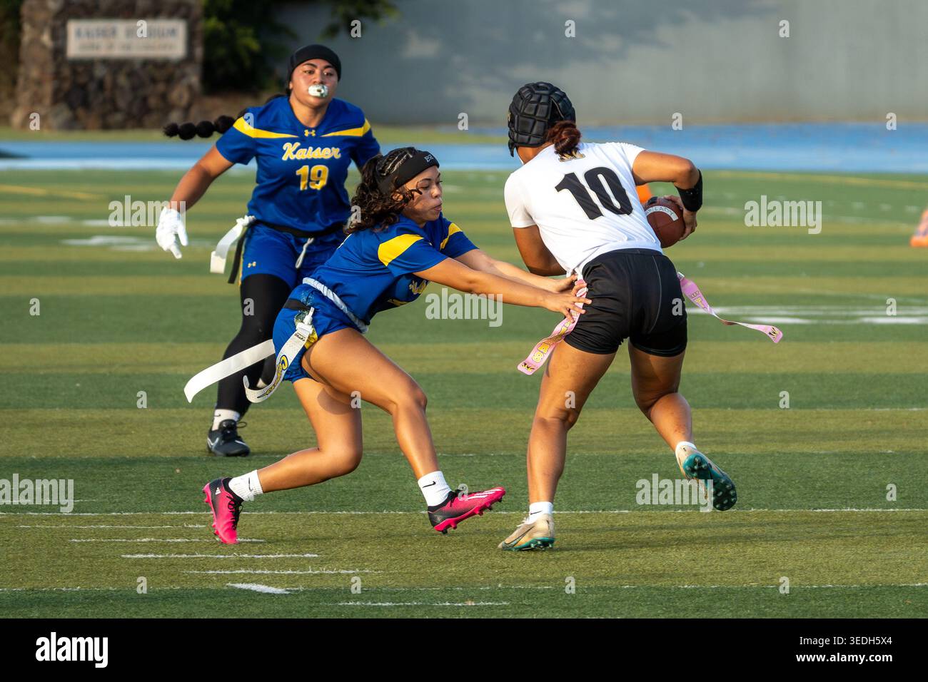 Flag Football Kaiser High School Cougars vs McKinley High School Tigers - Flag Football Game Banque D'Images
