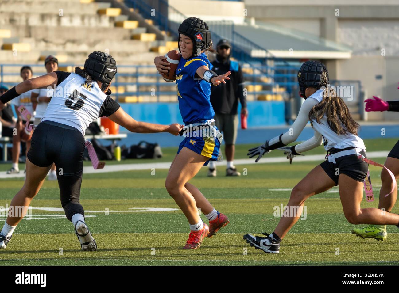 Flag Football Kaiser High School Cougars vs McKinley High School Tigers - Flag Football Game Banque D'Images