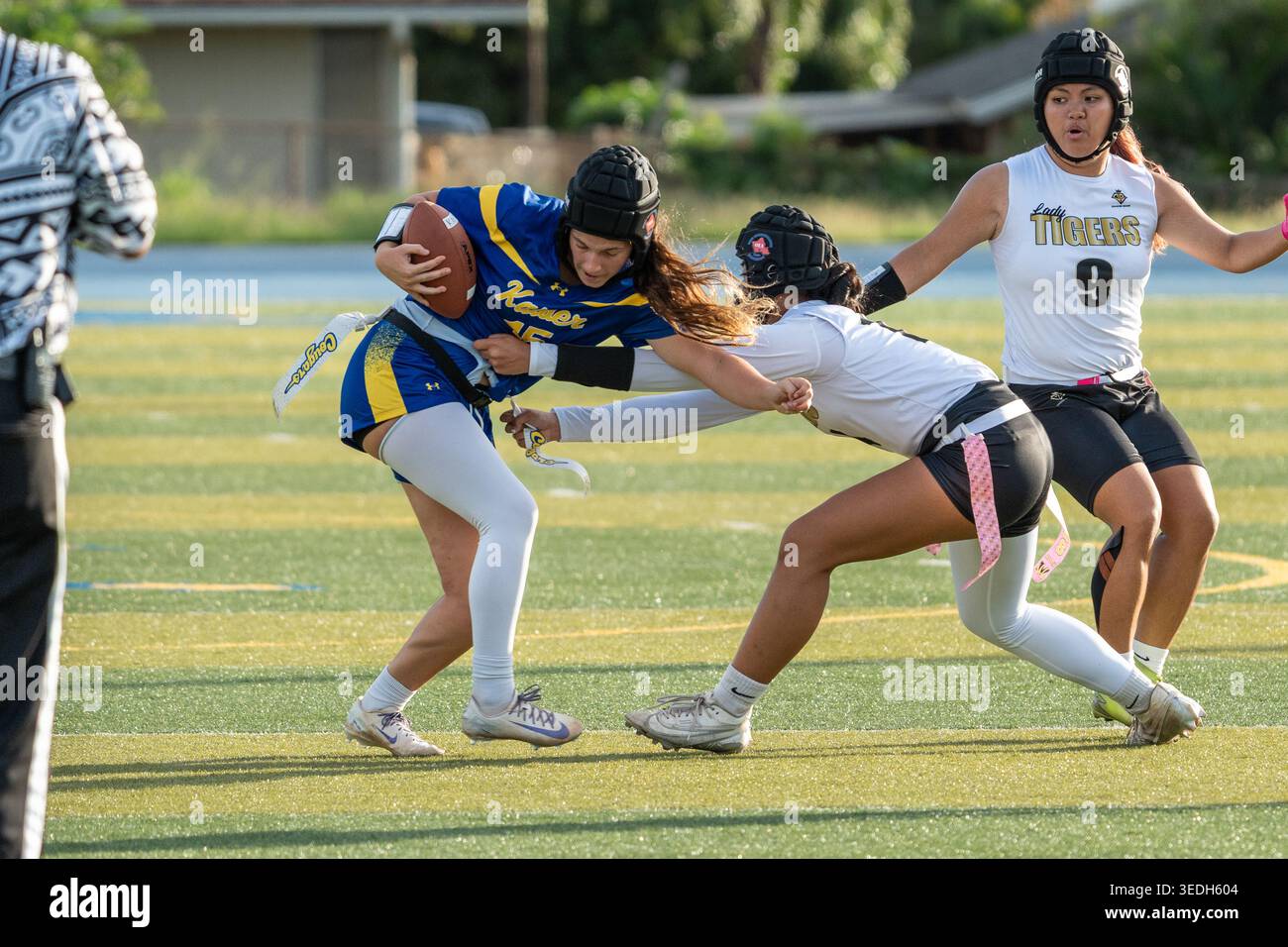 Flag Football Kaiser High School Cougars vs McKinley High School Tigers - Flag Football Game Banque D'Images