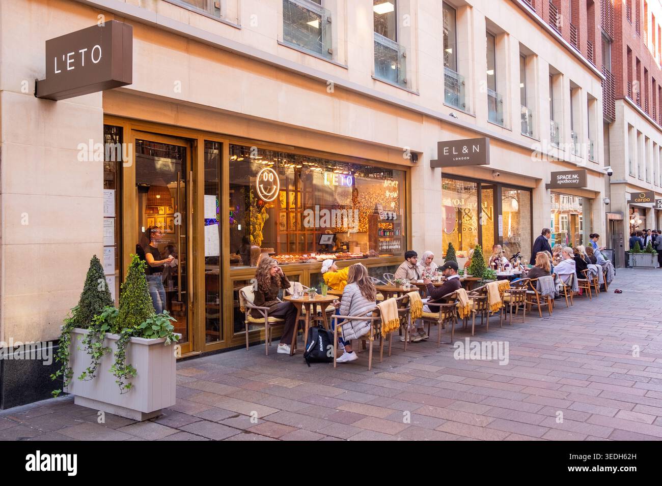 LONDRES - 18 MARS 2026 : KNIGHTSBRIDGE - L'ETO café places extérieures Brompton Road Harrods Banque D'Images
