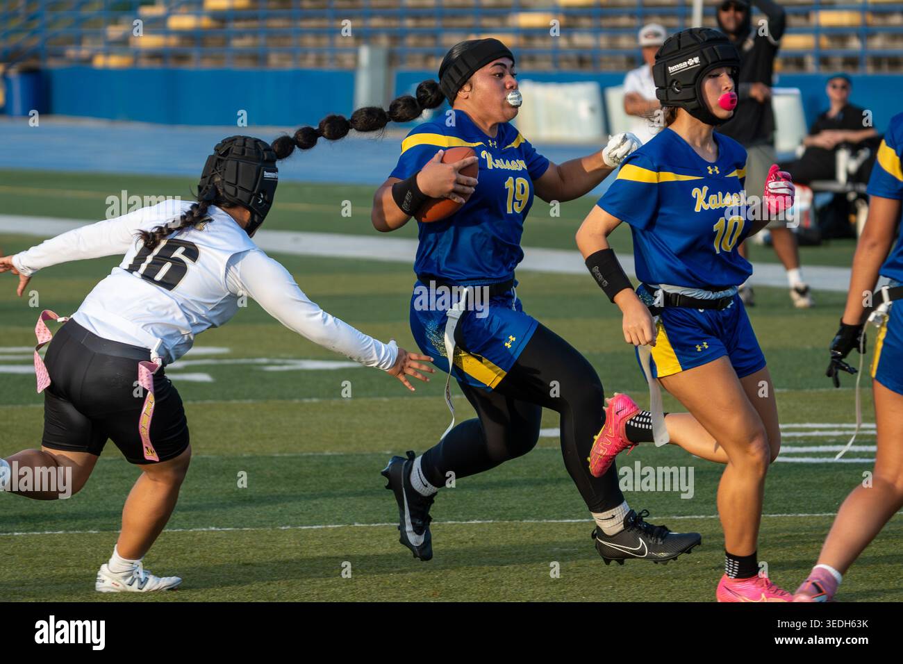 Flag Football Kaiser High School Cougars vs McKinley High School Tigers - Flag Football Game Banque D'Images