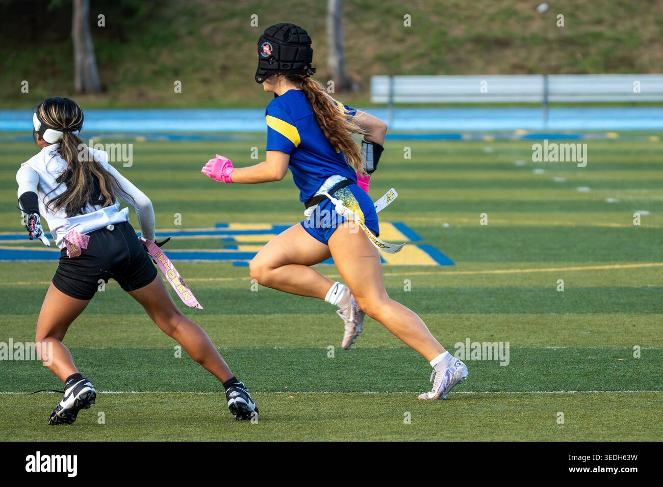 Flag Football Kaiser High School Cougars vs McKinley High School Tigers - Flag Football Game Banque D'Images