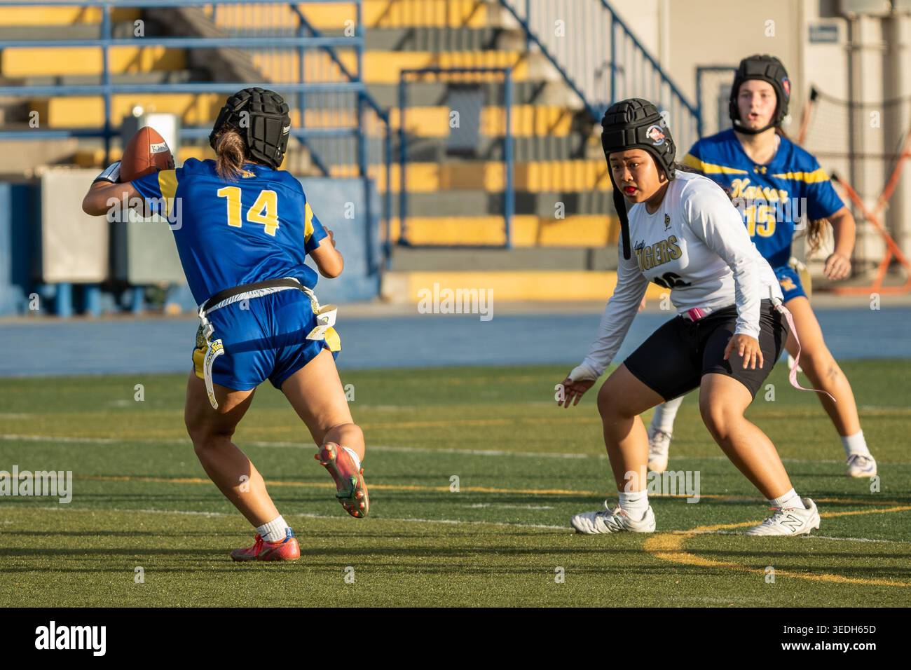 Flag Football Kaiser High School Cougars vs McKinley High School Tigers - Flag Football Game Banque D'Images