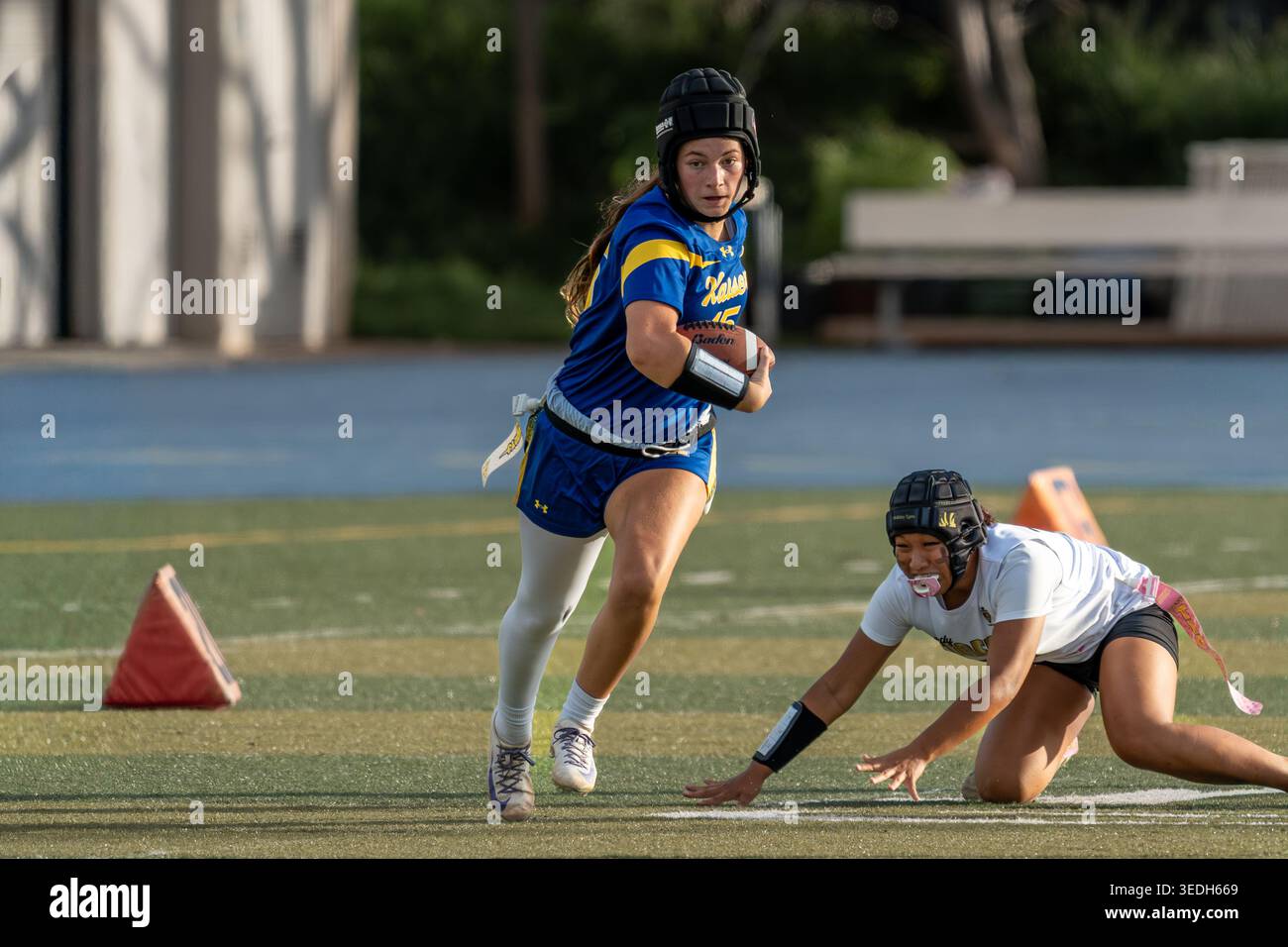 Flag Football Kaiser High School Cougars vs McKinley High School Tigers - Flag Football Game Banque D'Images