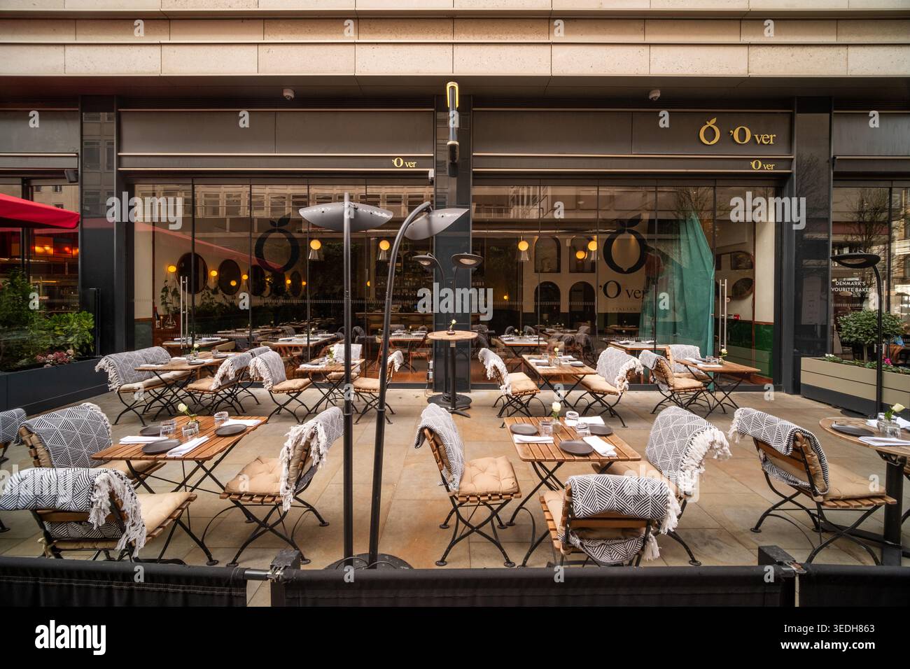 LONDRES - 20 MARS 2026 : ST JAMES'S SW1 - O'ver, restaurant italien, terrasse extérieure, restaurant St James's. Banque D'Images