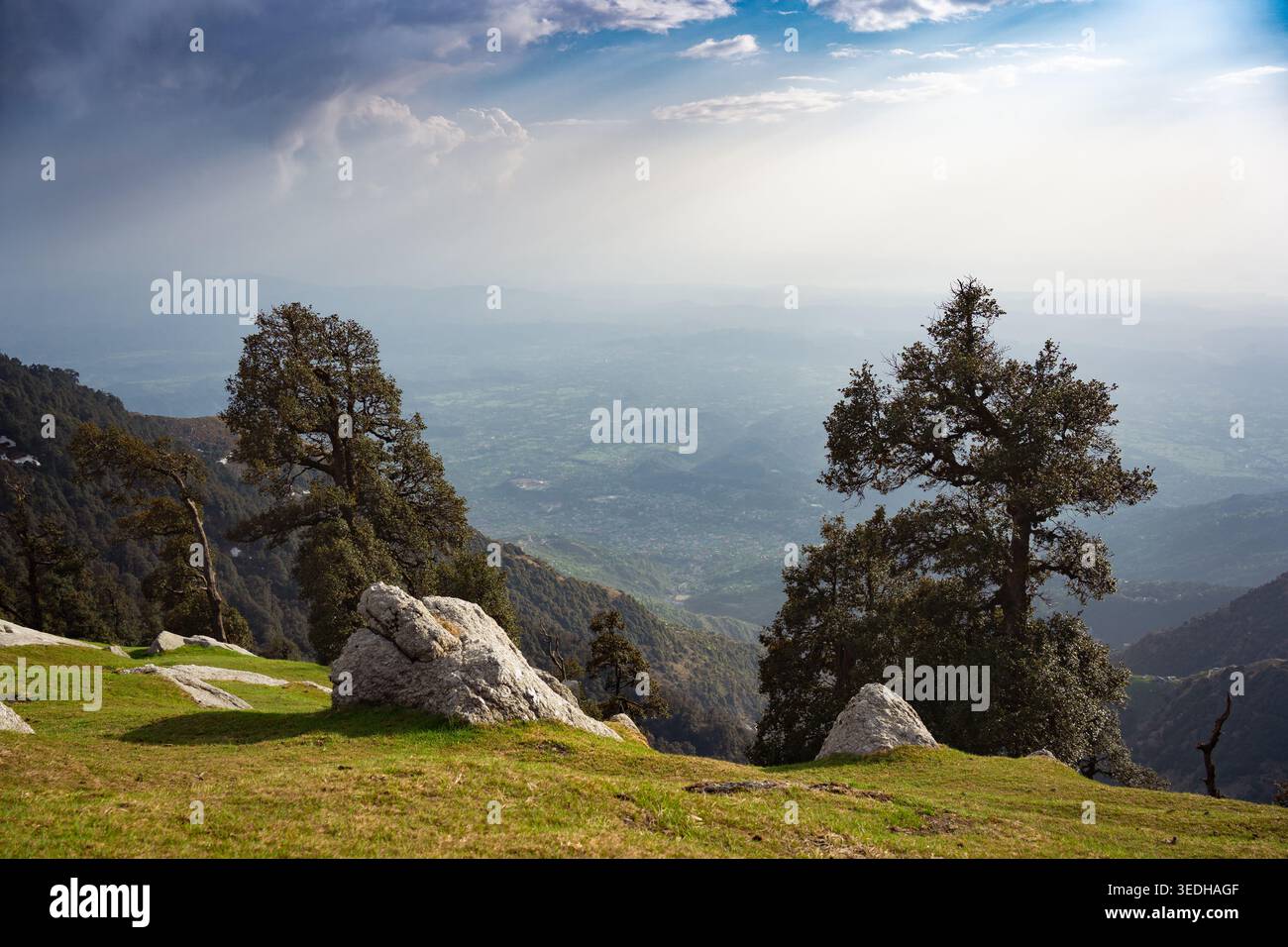 Une vue panoramique de la chaîne de montagnes de l'Himalaya depuis une crête herbeuse à Triund, Mcleodganj, Himachal Pradesh, Inde. Banque D'Images