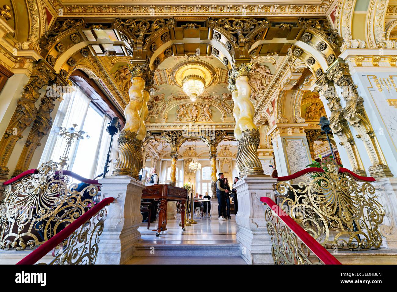 Les visiteurs sont présents au New York Cafe à Budapest Hongrie. L'intérieur montre un design élégant et les clients s'engagent avec l'environnement. Banque D'Images