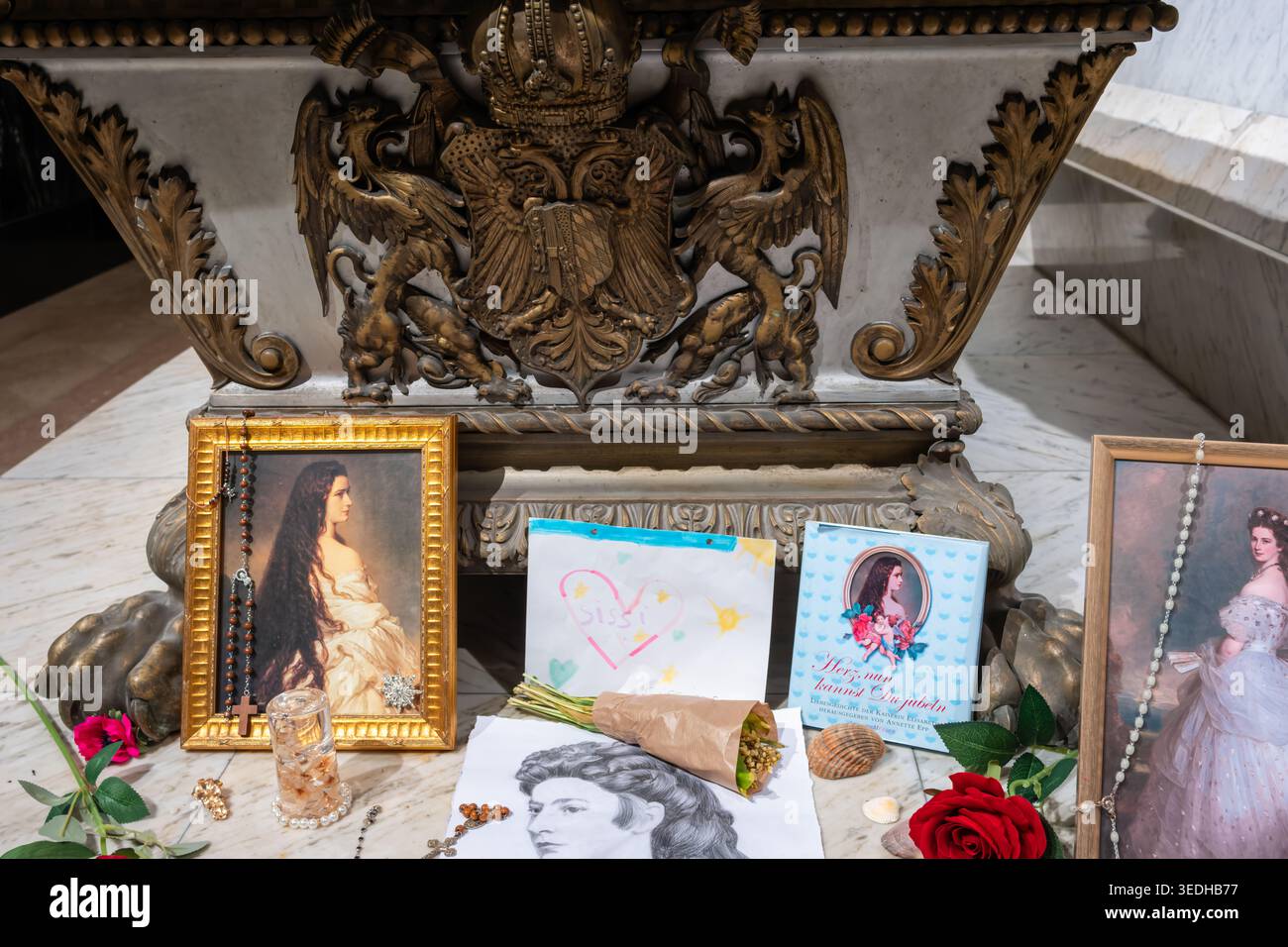 Hommages de fans de portraits, chapelets, roses et notes manuscrites laissés au sarcophage de l'impératrice Elisabeth d'Autriche (Sisi), Kapuzinergruft, Banque D'Images