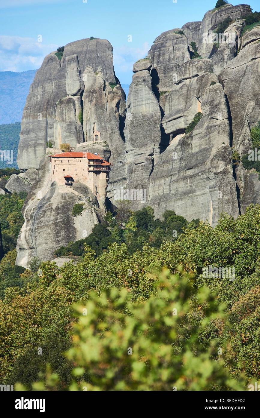 Monastère de Rousanou construit sur une falaise de grès verticale, formations rocheuses des Météores, Kalabaka, région de Thessalie, Grèce, Europe. Banque D'Images