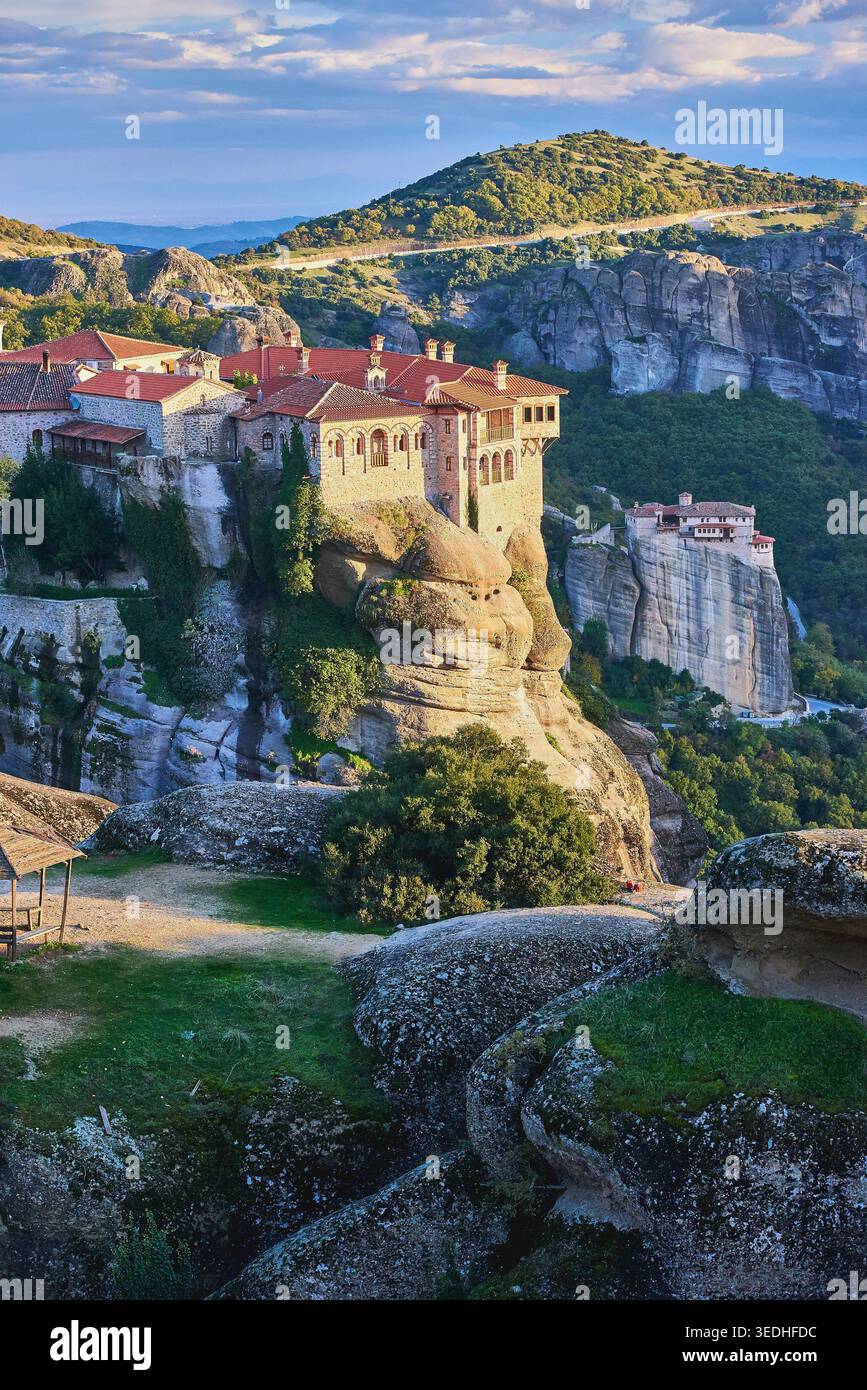 Le monastère de Varlaam et le monastère de Rousanou situés sur des piliers de grès, Météores, Kalabaka, Thessalie, Grèce, Europe. Banque D'Images