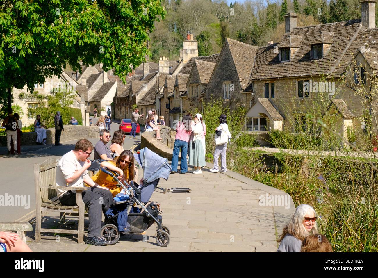 Journée chargée pour les touristes dans le village pretiest de Castle Combe UK. Banque D'Images