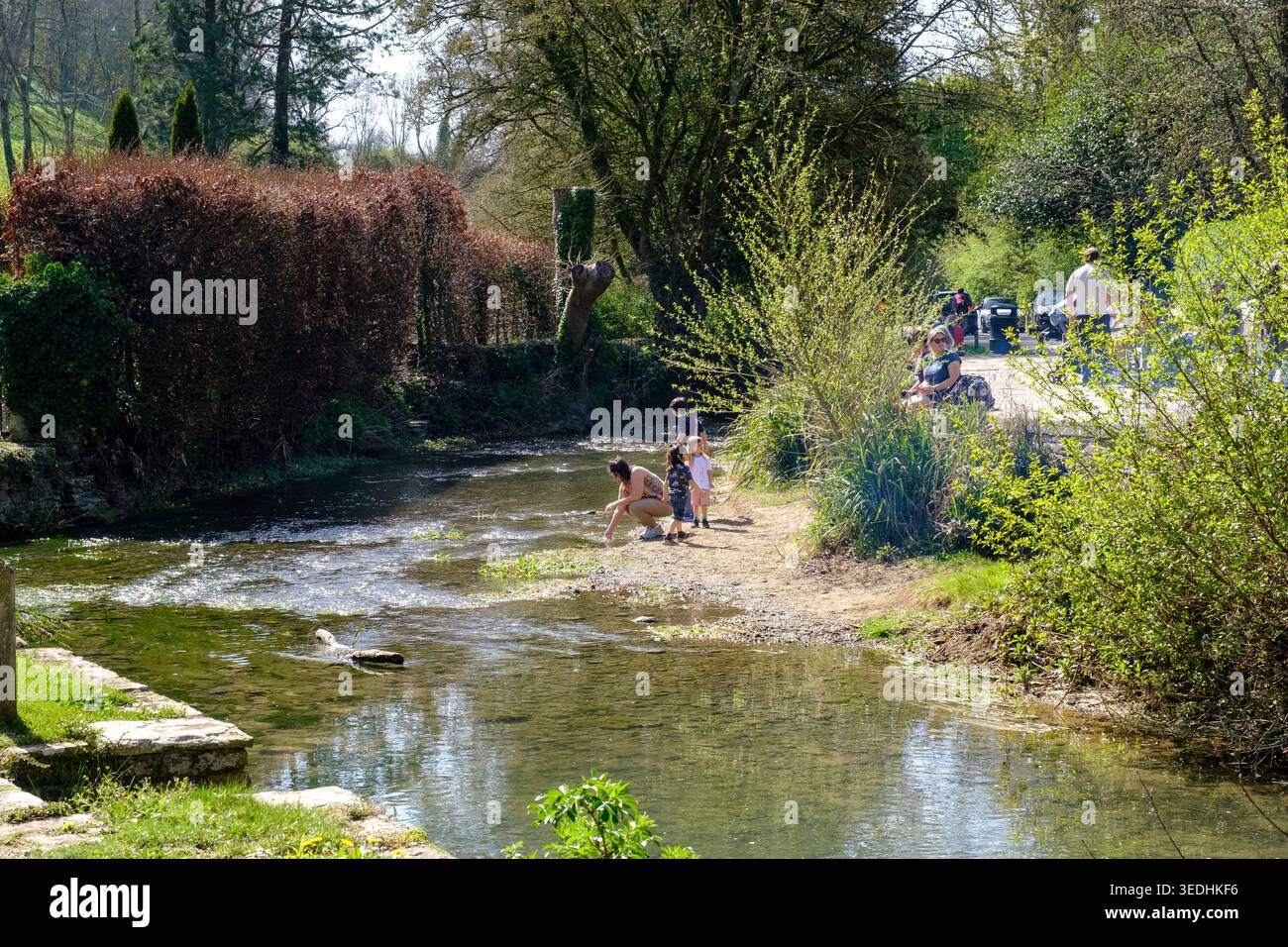 Visiteurs de Castle Combe A Pretty Wiltshire Village UK Cotswolds Cotswold Banque D'Images