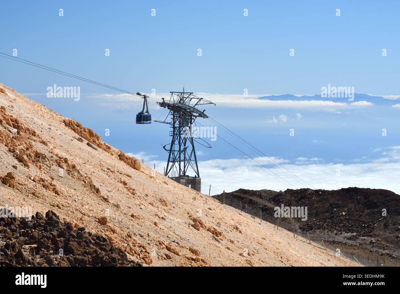 Téléphérique Teleferico del Teide cabine et tour de soutien au-dessus d'une mer de nuages sur le volcan du Mont Teide, Tenerife, îles Canaries, Espagne Banque D'Images
