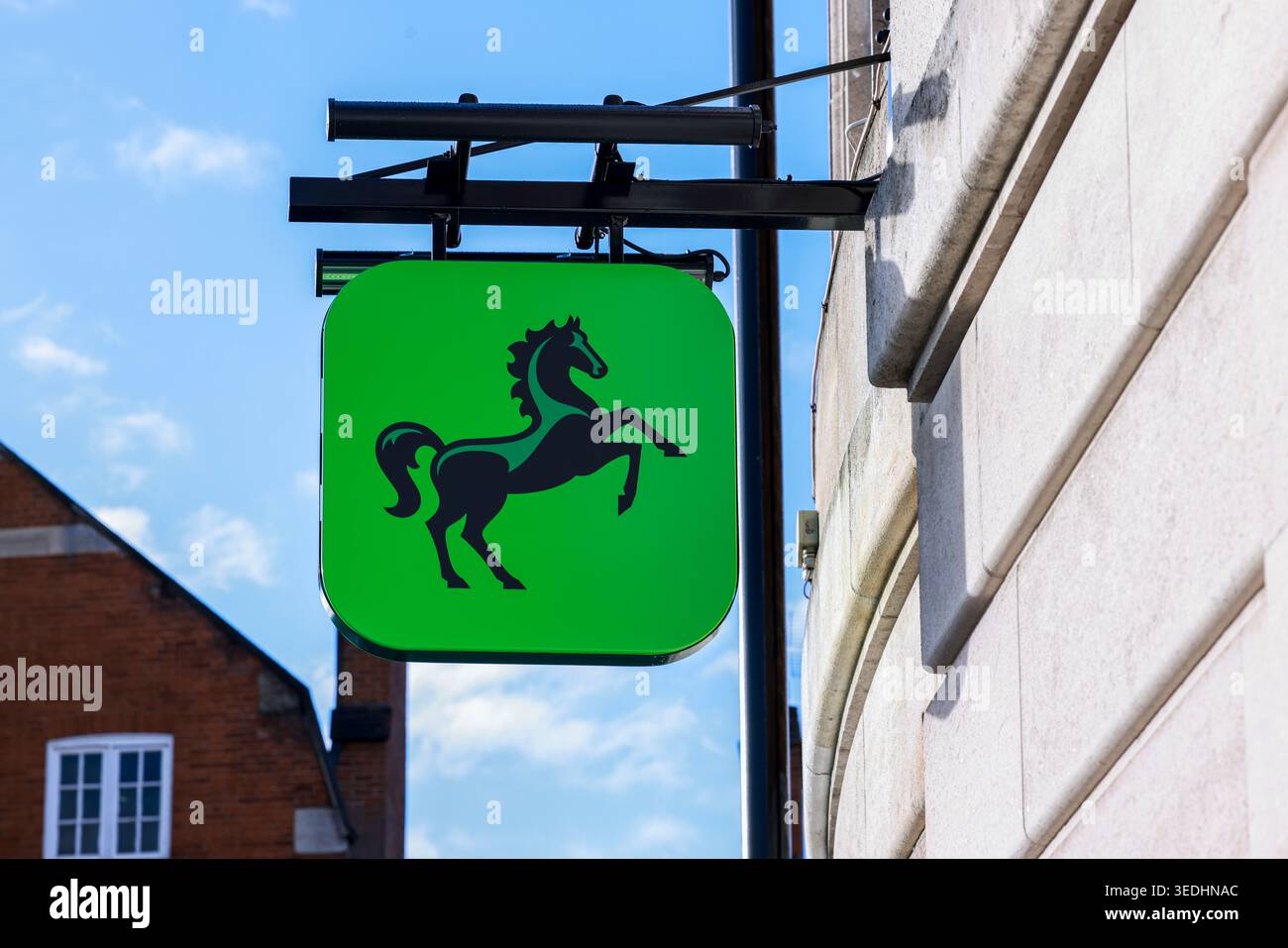 Enseigne de la succursale de la Lloyds Bank avec le symbole de cheval noir « cancara » sur vert Banque D'Images