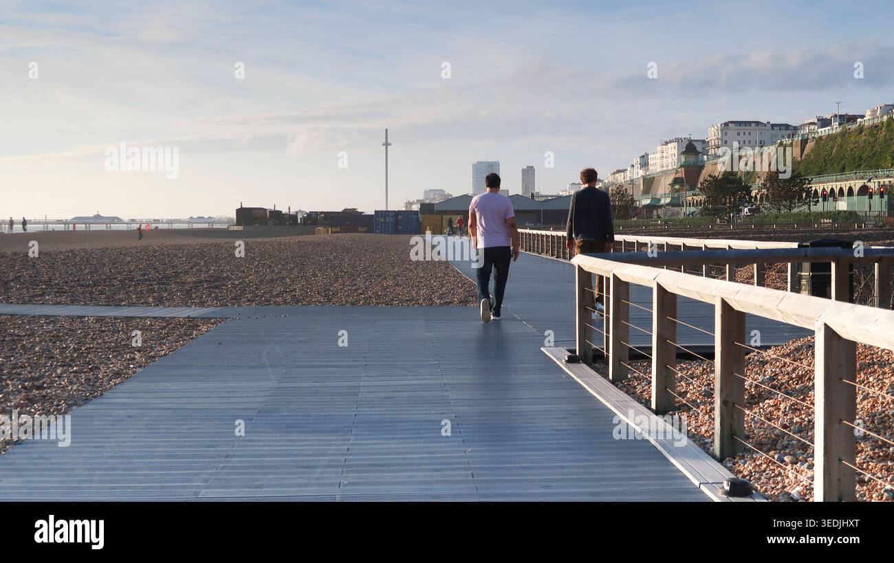 Les gens marchent sur King Charles 3rd England Coast Path Brighton Banque D'Images