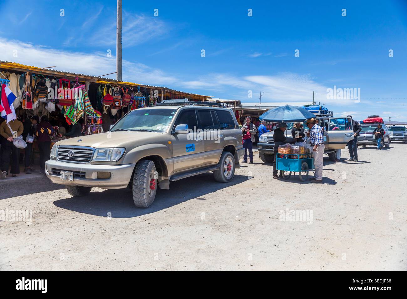 Un centre touristique très fréquenté près de la plate-forme saline d'Uyuni dispose d'une rangée de véhicules Toyota Land Cruiser 4x4 le transport standard pour les visites de plate-forme saline stationné a Banque D'Images