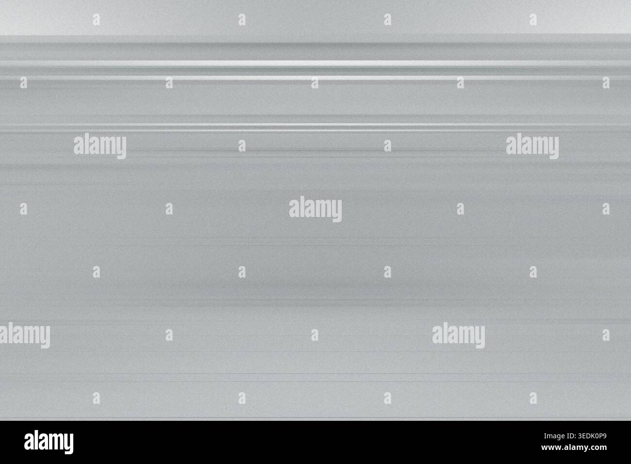 Un arrière-plan texturé gris clair et clair avec des lignes de flou de mouvement horizontal doux, transmettant un sentiment de vitesse, de minimalisme et de style architectural moderne. Banque D'Images