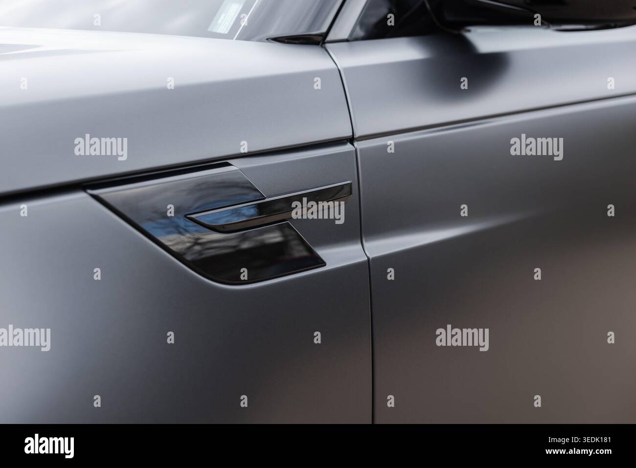 Slovénie, Ljubljana - 1er avril 2026 : gros plan montrant le design élégant et la marque d'un modèle de SUV Range Rover Banque D'Images