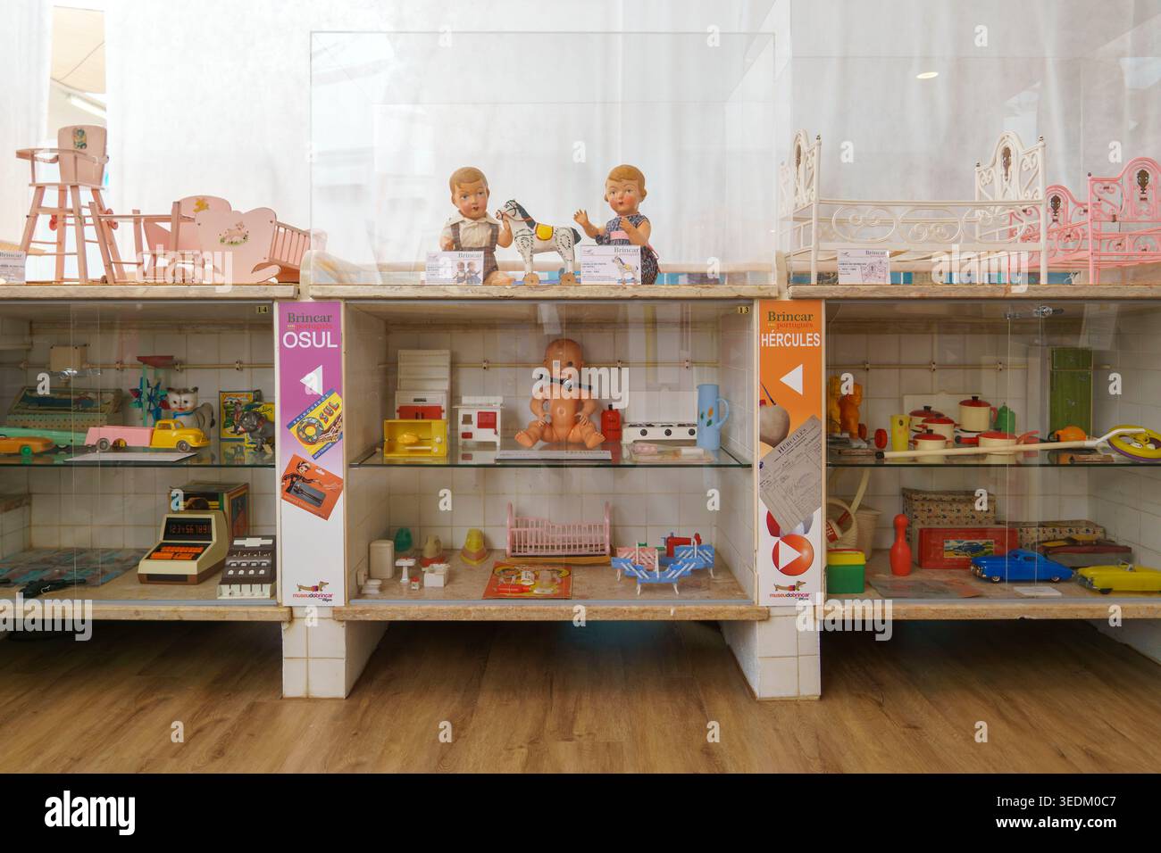 Collection de jouets vintage portugais, y compris des poupées et des meubles exposés au musée du jouet Museu do Brincar à Vagos, Portugal, Europe Banque D'Images
