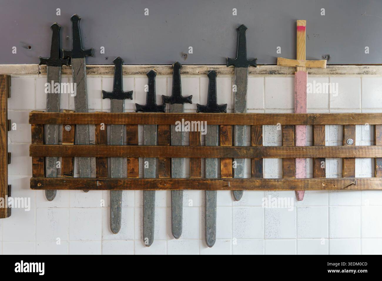 Collection d'épées en bois stockées sur un support mural au musée du jouet Museu do Brincar à Vagos, Portugal, Europe Banque D'Images