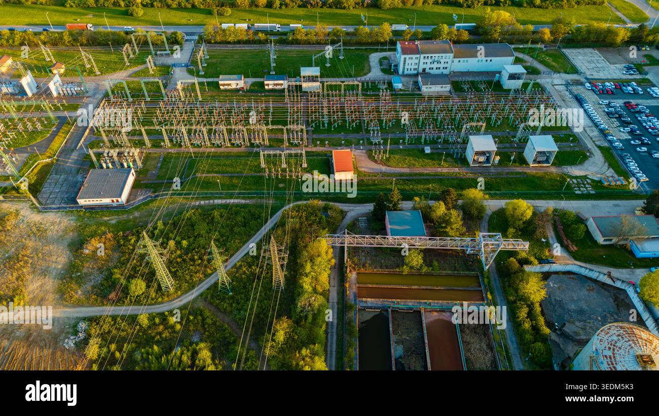 Vue aérienne des objets d'infrastructure de Malesice avec sous-station électrique, lignes électriques et bâtiments industriels sous la lumière de l'heure d'or Hlavni mesto Banque D'Images