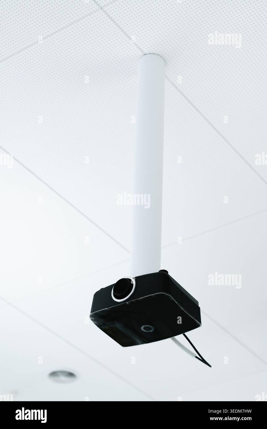 Système de projecteur blanc monté au plafond. Projecteur fixé au plafond avec câbles et support Banque D'Images