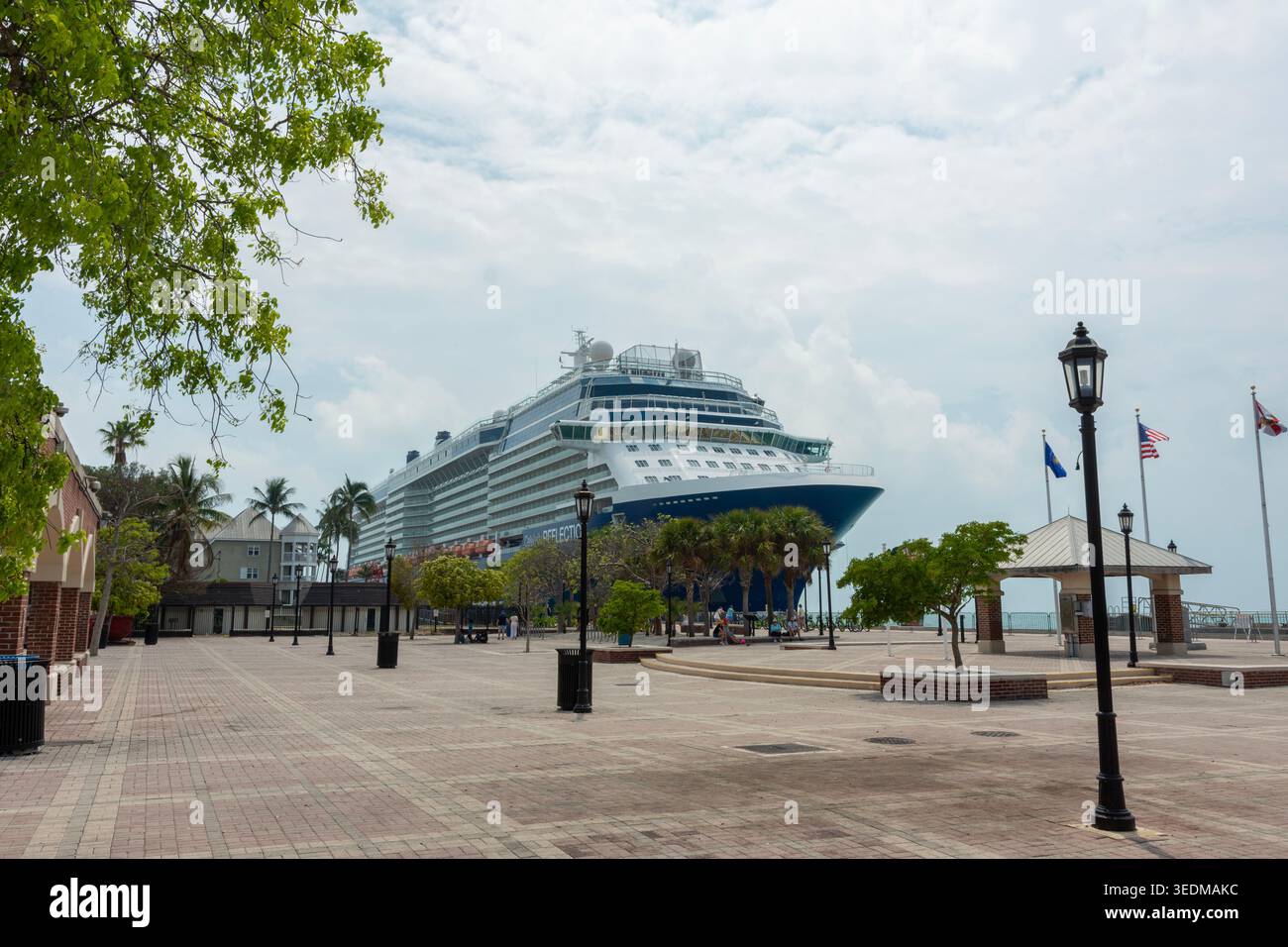 KEY WEST, FL, États-Unis : le navire de croisière de luxe Celebrity Reflection a accosté à l'embarcadère du port de Key West sous un ciel lumineux. Banque D'Images