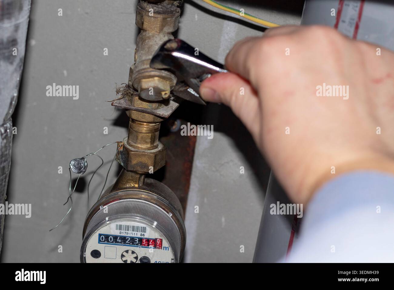 Plombier réparant un compteur d'eau résidentiel Banque D'Images