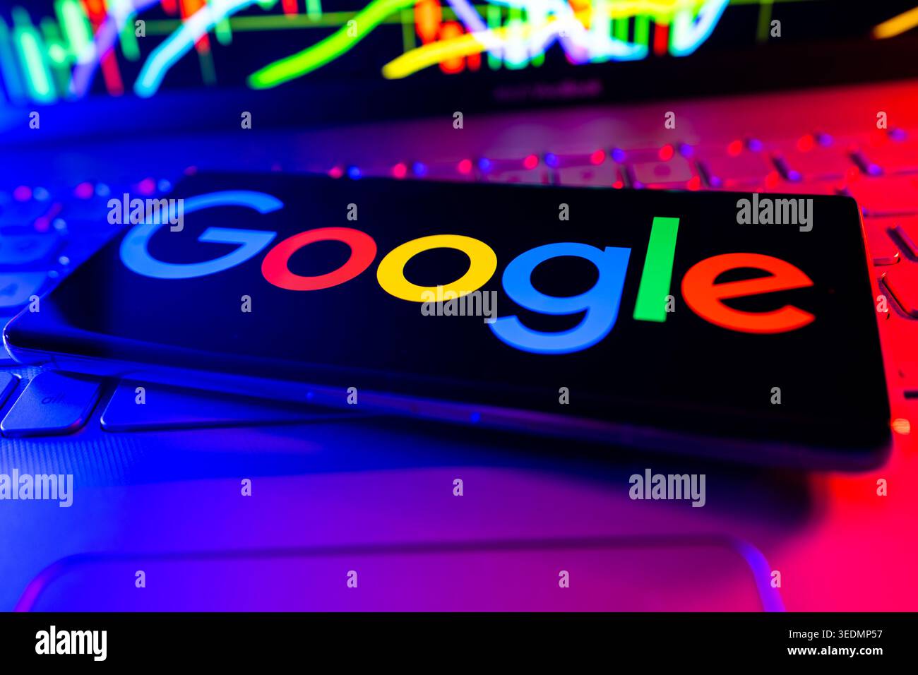 Alphabet Inc Google logo sur écran numérique avec en temps réel le tableau financier du marché boursier performance fond et écosystème technologique mondial Banque D'Images
