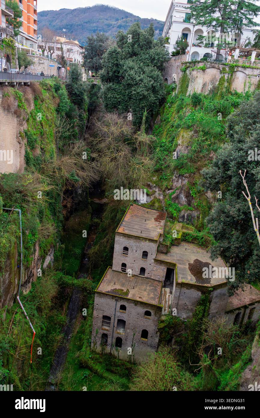 La Vallone dei Mulini (Vallée des Moulins). Un millésime de pierre abandonné. Sorrente, Baie de Naples, Campanie, Italie, Europe. Banque D'Images