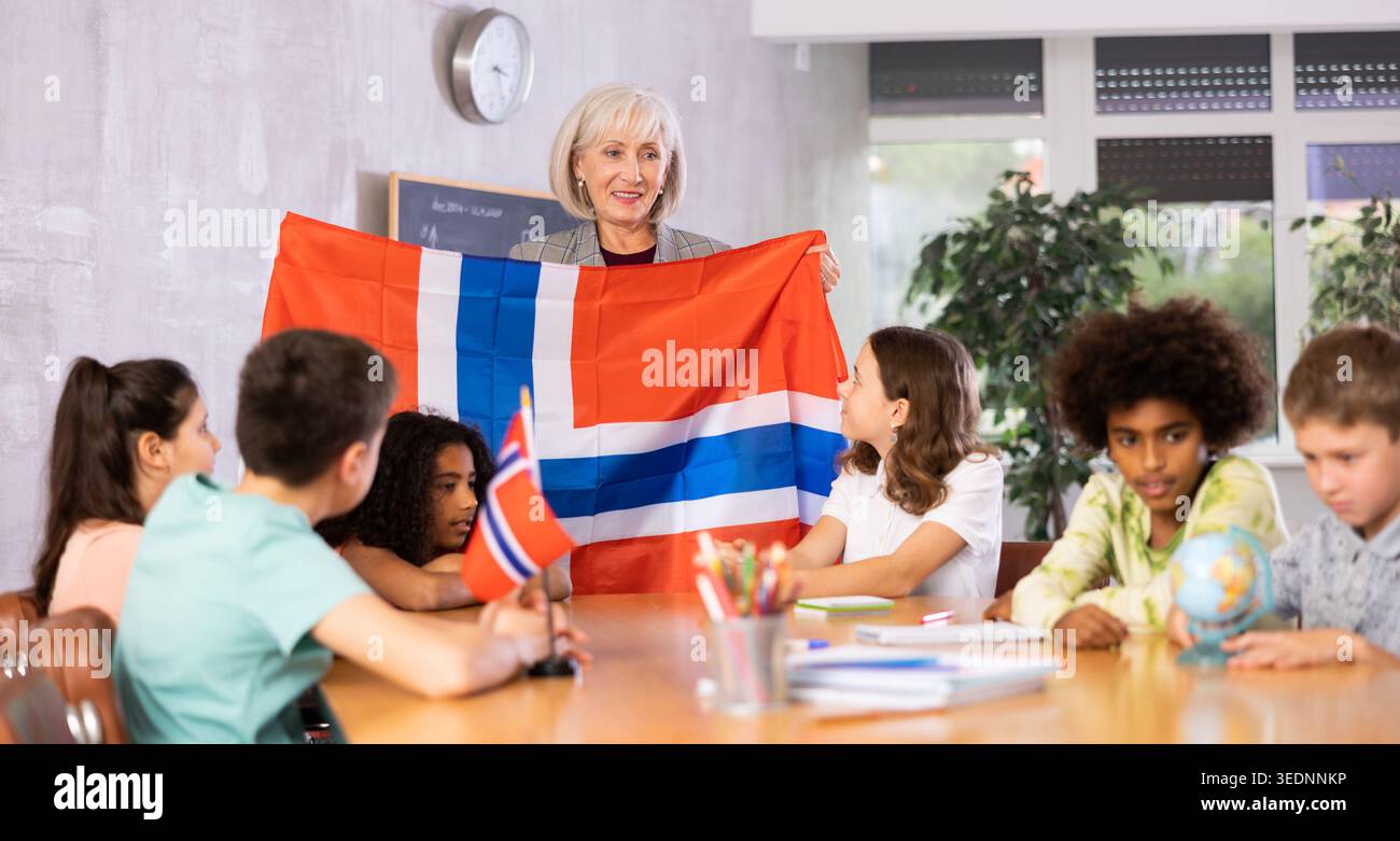 Les étudiants écoutent une enseignante qui parle de la Norvège Banque D'Images