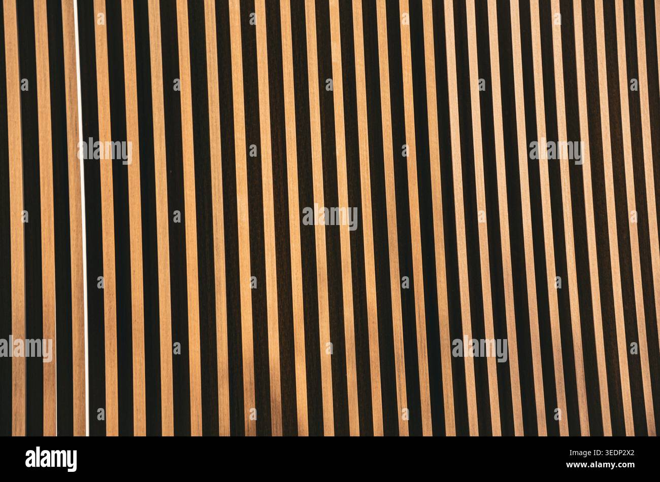 Mur de lattes en bois avec motif de rayures verticales Banque D'Images