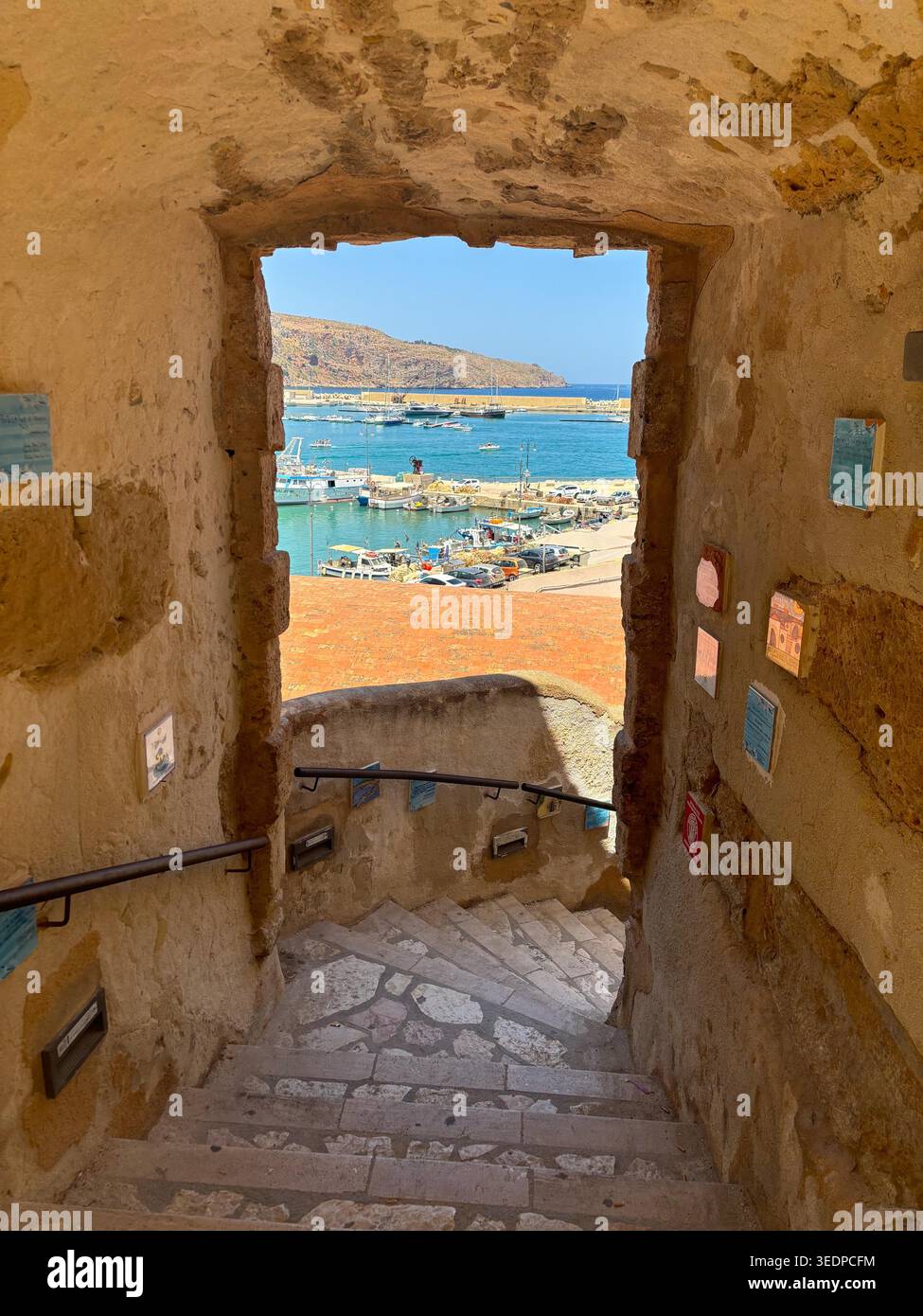 Escaliers en pierre rénovés par Rotary International, Castellamarre Del Golfo, Sicile, Italie Banque D'Images