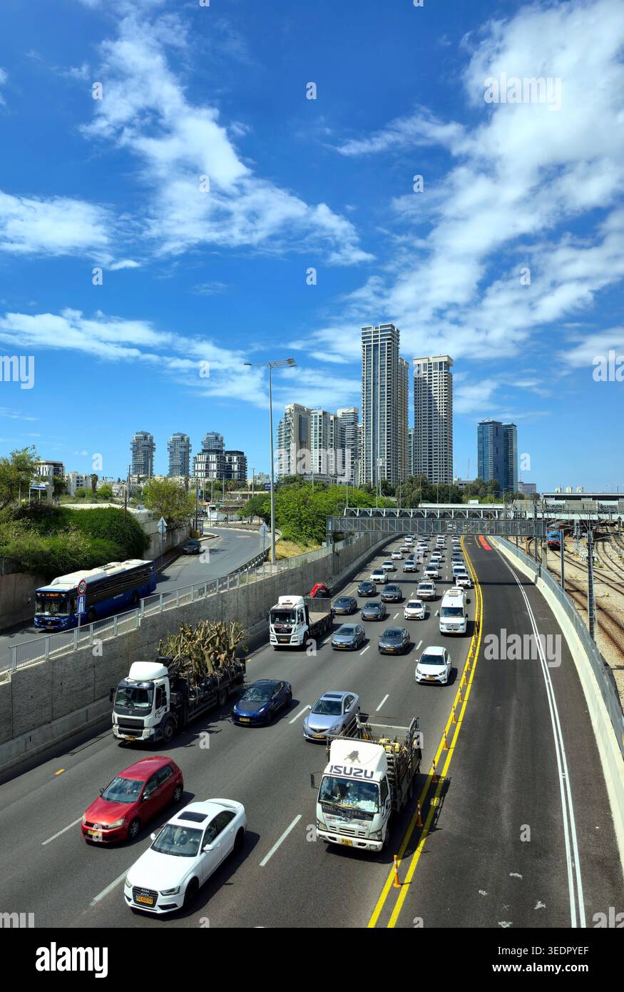 Trafic sur l'autoroute Ayalon à tel Aviv, Israël. - Image de stock capturée avec un smartphone
