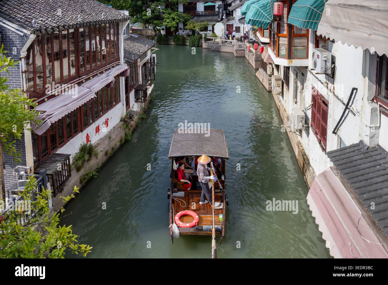 Bateaux traditionnels flottant le long d'une ancienne ville de canal d'eau à Zhujiajiao, Chine Banque D'Images