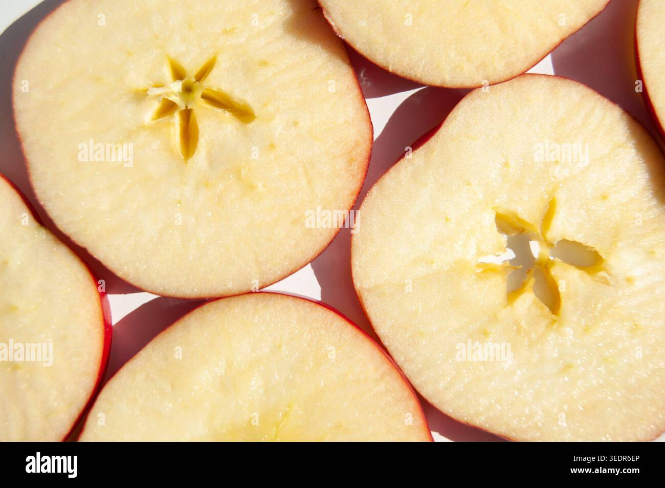 Pomme tranchée sur une planche à découper. Un fond avec des tranches de pommes. Banque D'Images