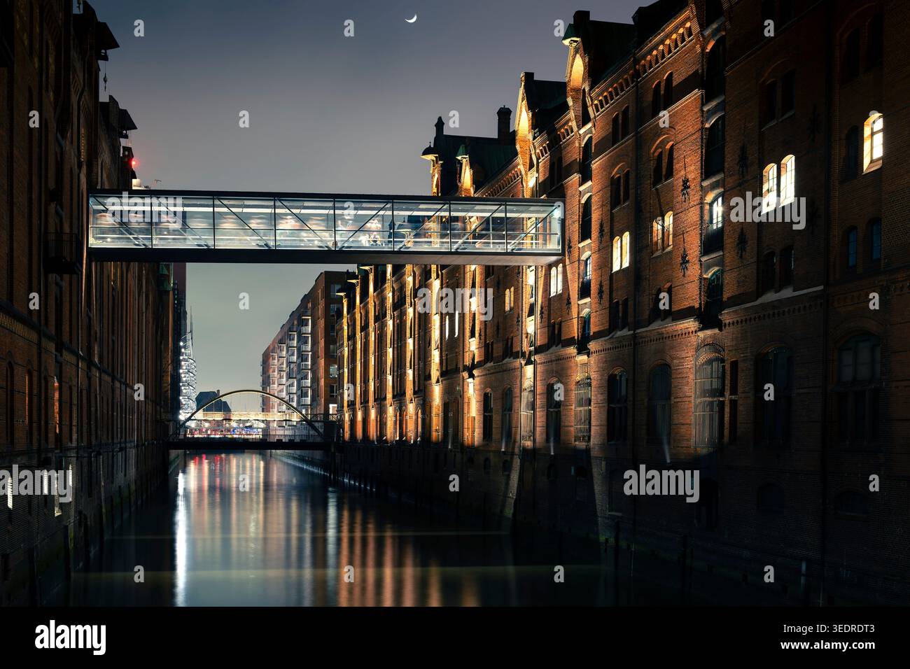 Photo nocturne longue exposition de l'historique Speicherstadt (quartier des entrepôts) à Hambourg Banque D'Images