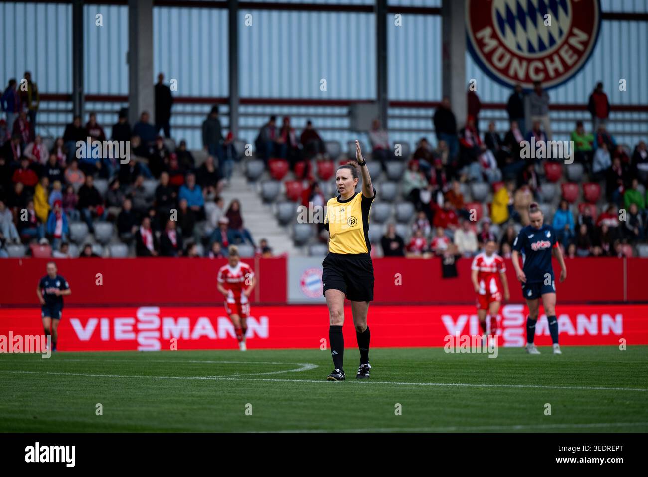 05. Juin 2026, FC Bayern Campus, Munich, GER, 1. FFBL, FC Bayern Munich vs TSG 1899 Hoffenheim, dans l'arbitre Sina Diekmann, DFB la réglementation interdit toute utilisation de photographies comme séquences d'images et/ou quasi-vidéo photo © nordphoto GmbH / Mem Banque D'Images