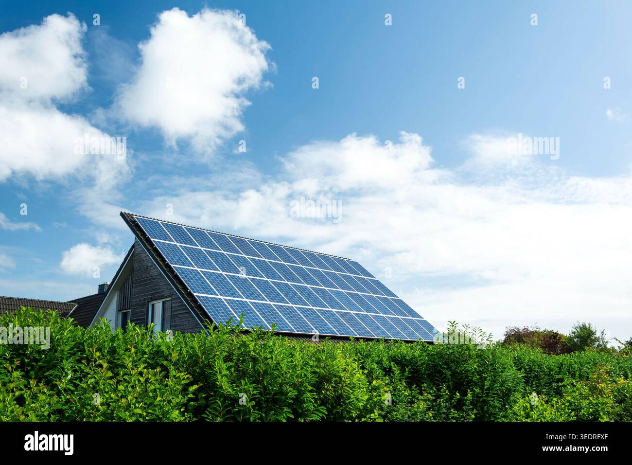 Maison unifamiliale avec panneaux solaires photovoltaïques sur le toit Banque D'Images