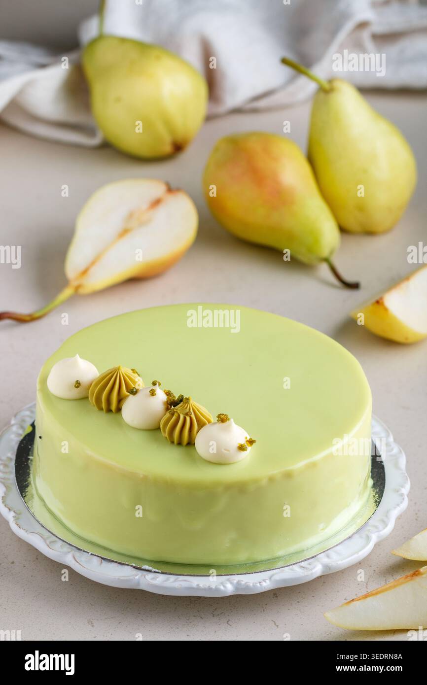Gâteau mousse aux poires, chocolat blanc et meringue. Dessert sain fait maison. Un cadeau d'anniversaire. Mise au point sélective Banque D'Images