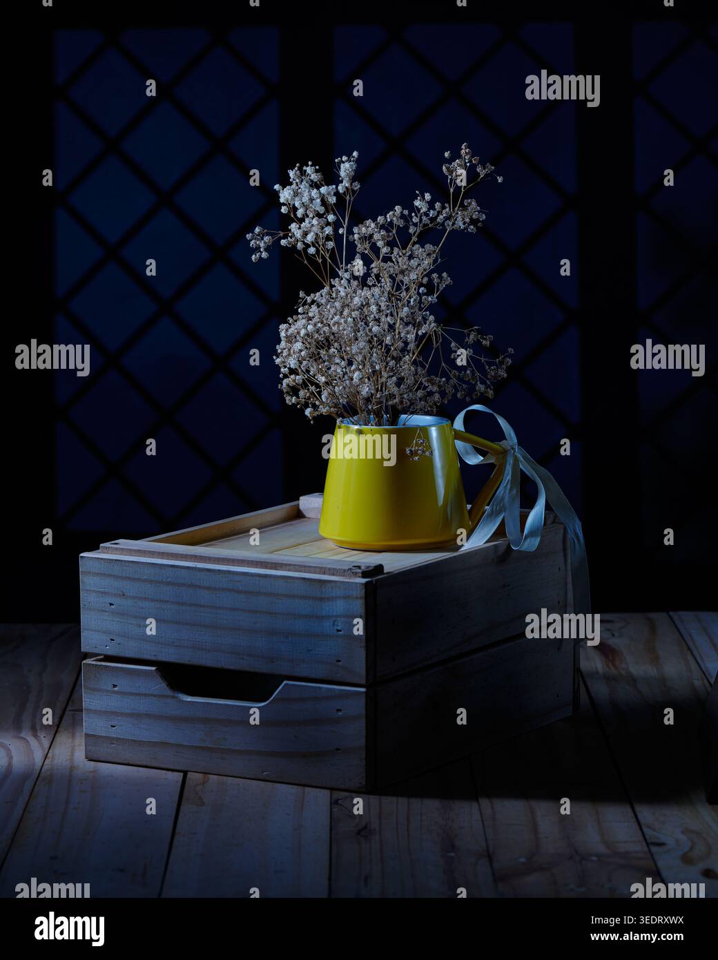 Souffle de bébé séché dans une tasse jaune sur fond sombre de caisse en bois Banque D'Images