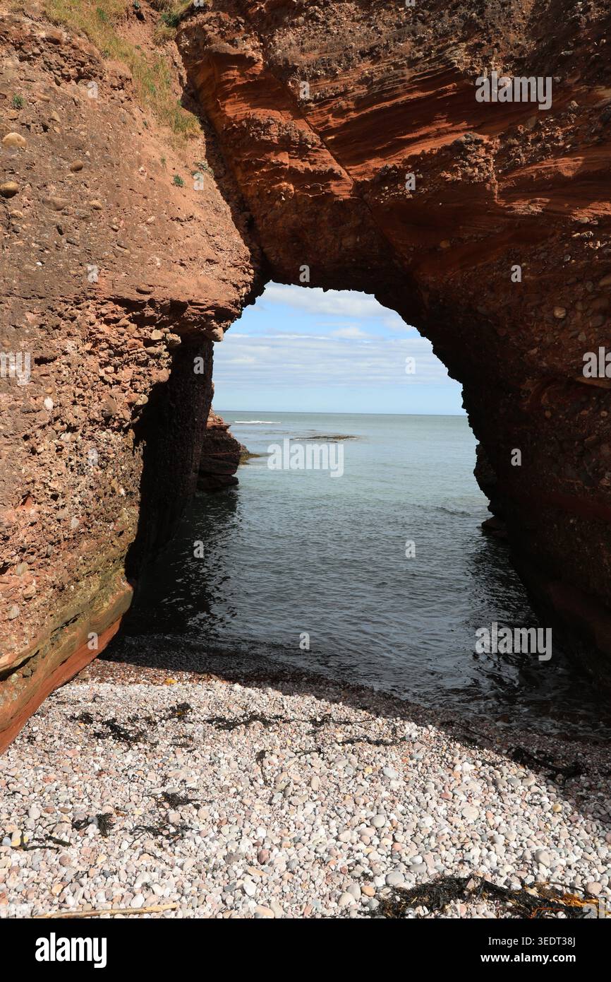 Arc rocheux sur la baie de Carlingheugh Angus Écosse mai 2026 Banque D'Images
