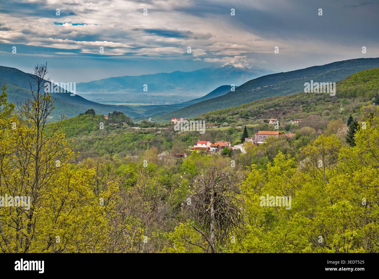 Village de Livadero, massif du Pangeo sous la neige en avril, vue de la vallée du Livadero, Rhodope MTNS, région du drame, Macédoine orientale et Thrace, Grèce Banque D'Images