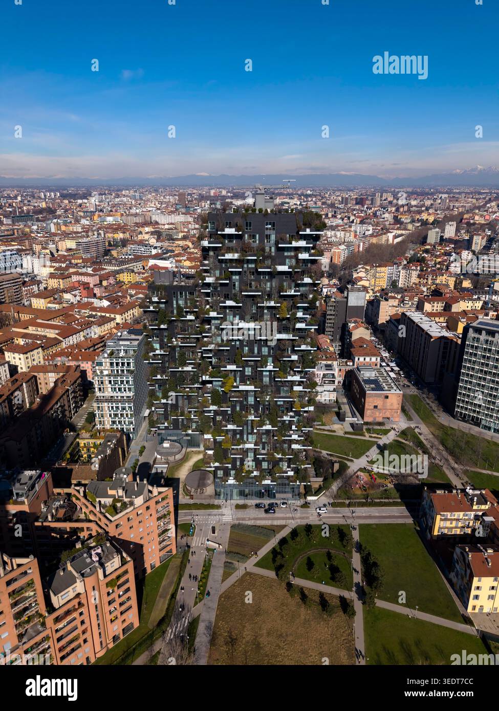 La vue aérienne de Bosco verticale à Milan montre des tours jumelles couvertes de verdure luxuriante. La forêt verticale allie nature et architecture, améliorant la durabilité, la biodiversité et la beauté urbaine. Banque D'Images