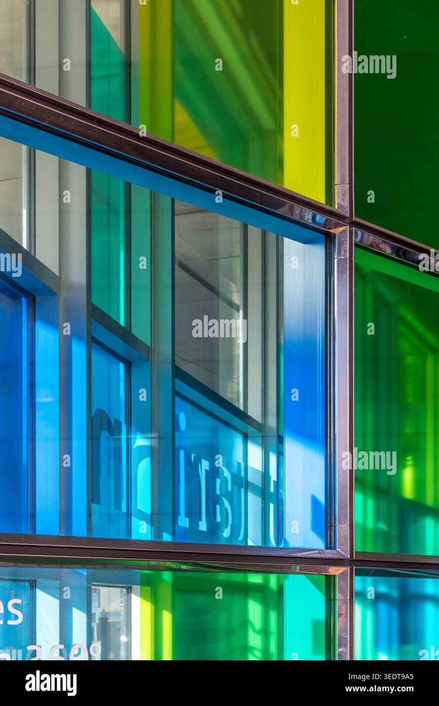 L'entrée colorée bleu et vert mène à la passerelle circulaire de Konrad Adenauer du site du Parlement européen à Bruxelles, reliant ses bâtiments. Banque D'Images