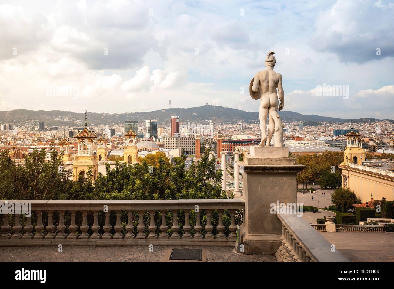 Barcelone photographiée d'en haut de Montjuïc avec une vue sur la Plaça d'Espanya et le paysage urbain. Banque D'Images