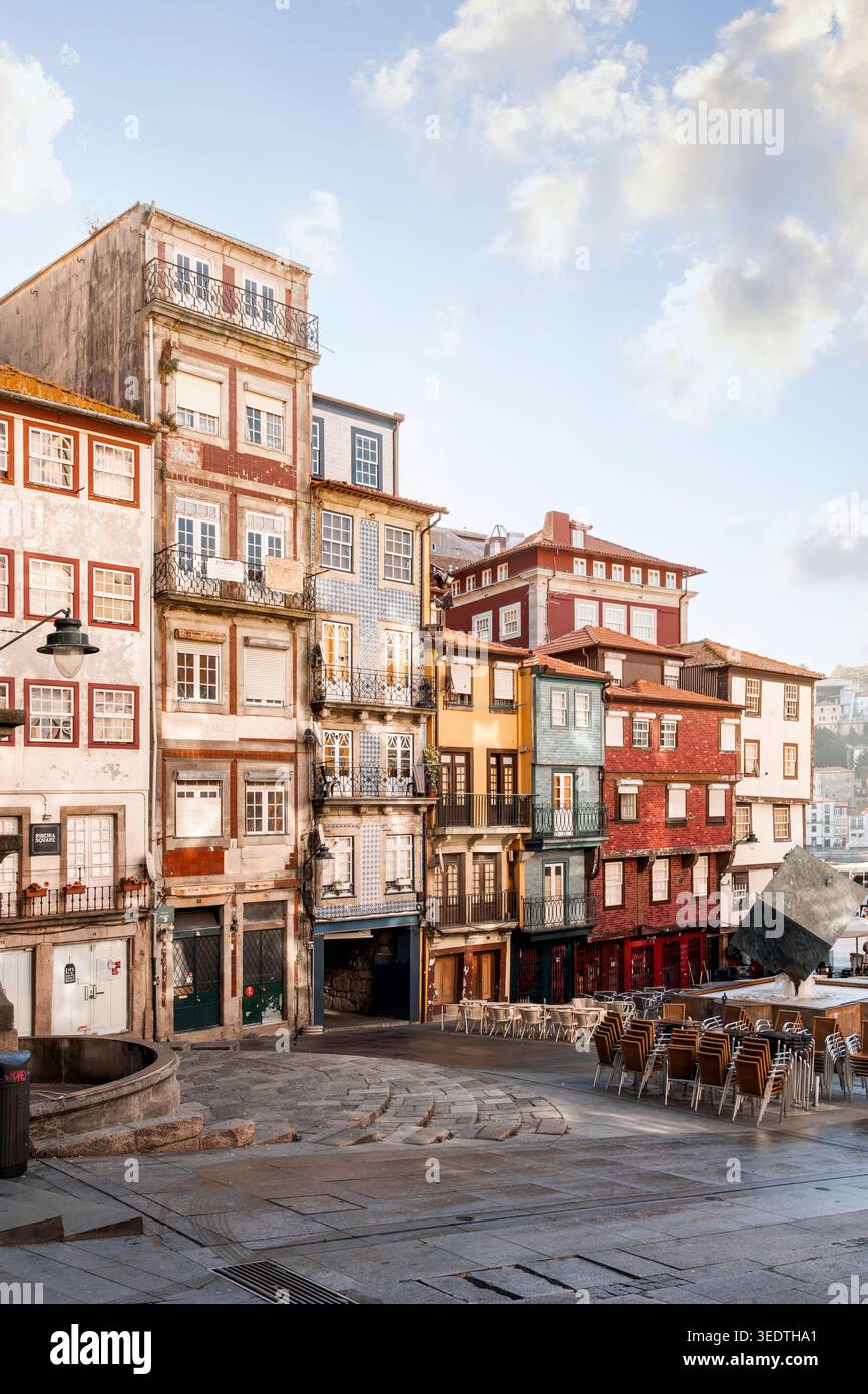 Maisons typiques dans la vieille ville de Ribeira et la place Praça da Ribeira avec la sculpture moderne 'Cubo da Ribeira' sur les rives du Douro à Porto, Portugal. Banque D'Images