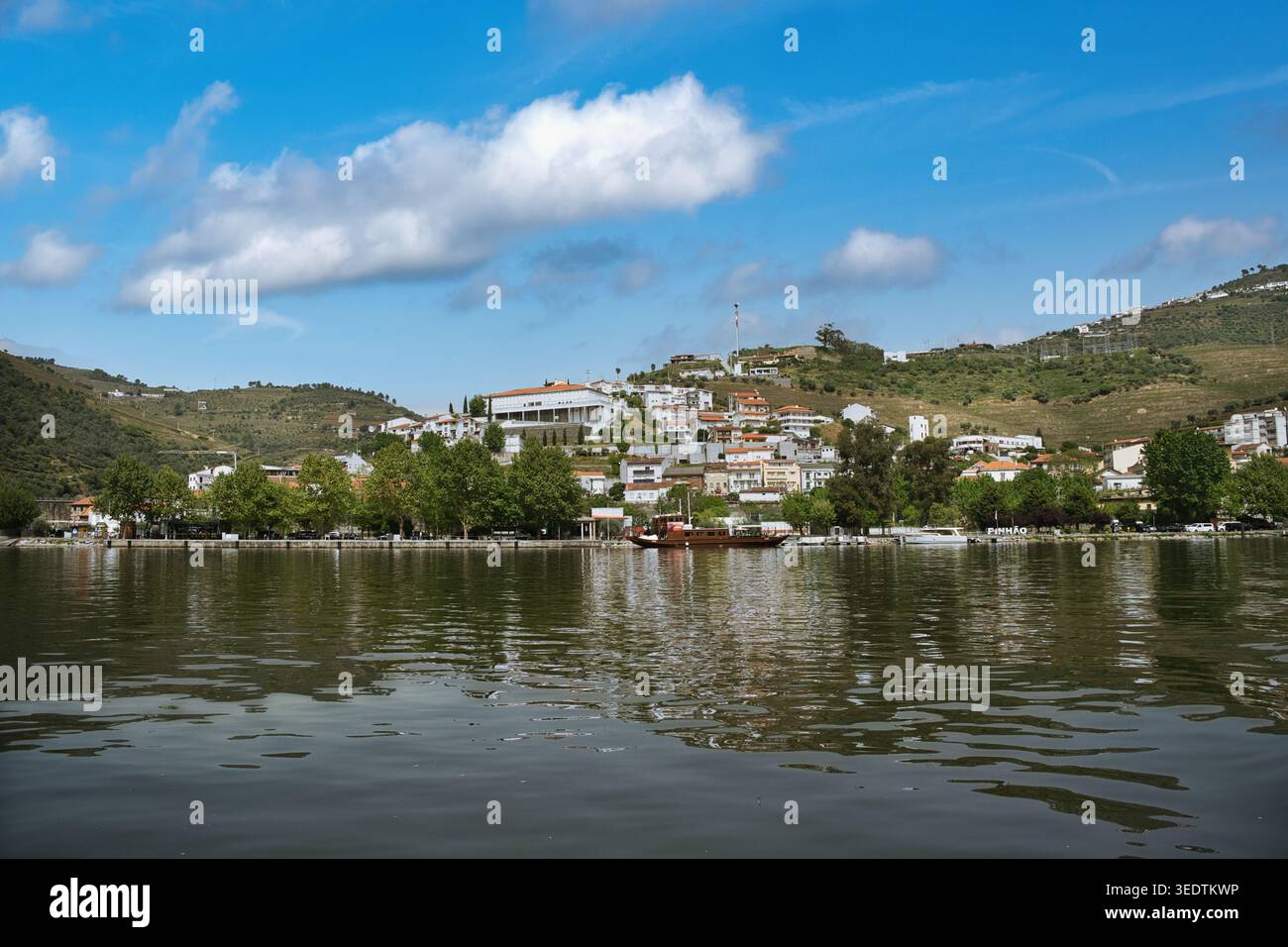 Pinhão paysage urbain vu du fleuve Douro. Portugal, Europe Banque D'Images