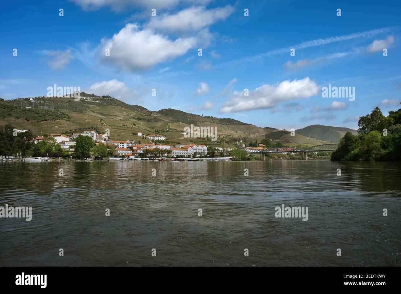 Pinhão paysage urbain vu du fleuve Douro. Portugal, Europe Banque D'Images